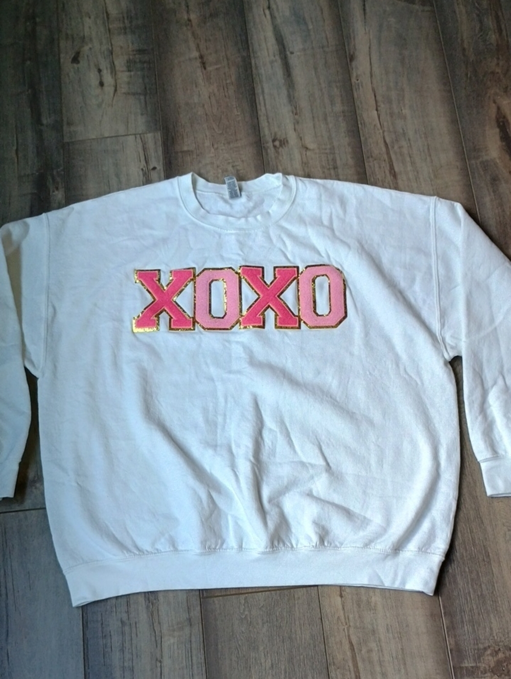 Gildan White Crewneck Sweatshirt with Pink XOXO and Gold Accent